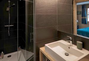 a bathroom with a sink and a shower at Klochette - Charme et Famille, Appartement 5 étoiles dans Chalet Récent à Villard-Reculas in Villard-Reculas