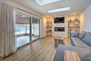 TV a/nebo společenská místnost v ubytování Livonia Home 4 Mi to Plymouth Main Street