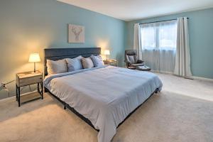 Postel nebo postele na pokoji v ubytování Livonia Home 4 Mi to Plymouth Main Street