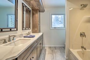 Koupelna v ubytování Livonia Home 4 Mi to Plymouth Main Street + 22 fotografií