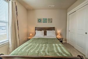 1 dormitorio con 1 cama con colcha verde en Peaceful and Quiet Nampa House with Yard!, en Nampa