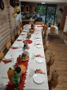 a long table with plates of food on it at Agroturystyka U Misia in Niedźwiedź