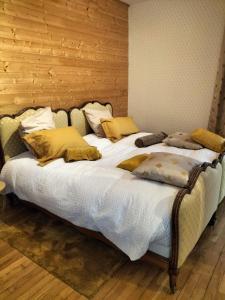 - une chambre avec un grand lit et des oreillers jaunes dans l'établissement Le Gîte des Trois Seigneurs, à Rabat-les-Trois-Seigneurs