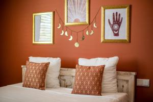 En eller flere senger på et rom på BOHO Bohemian Boutique Hotel