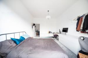 een witte slaapkamer met een bed en een televisie bij 1Bed Flat - QUIET Nest - Green Lanes in Londen