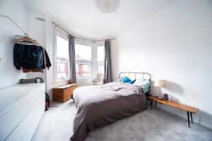 倫敦的住宿－1Bed Flat - QUIET Nest - Green Lanes，一间卧室设有一张床和一个窗口