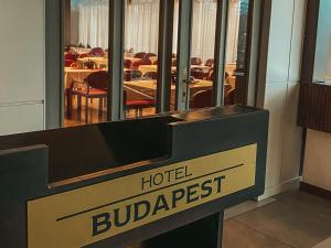 un panneau indiquant l'hôtel bulappest dans un restaurant dans l'établissement Hotel Budapest, à Budapest