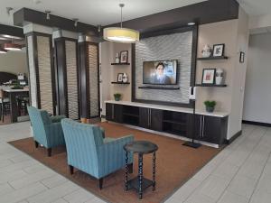 TV a/nebo společenská místnost v ubytování Holiday Inn Express Kenedy by IHG