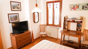 salon z telewizorem na drewnianej komodzie w obiekcie Panoramic lake view home's Giulia w mieście Casasco Intelvi