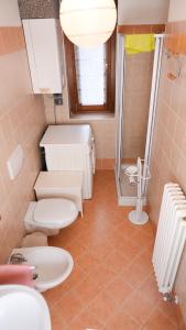 een badkamer met 2 toiletten en een douche bij Panoramic lake view home's Giulia in Casasco Intelvi