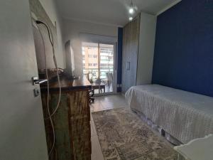 Tempat tidur dalam kamar di Riviera São Lourenço Excelente Apartamento e Local