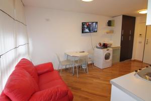 un salon avec un canapé rouge et une table dans l'établissement Fabrizi79, à Pescara