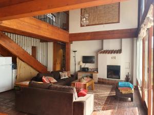 sala de estar con sofá y chimenea en Ecologica casa del sol, en Navacepeda de Tormes