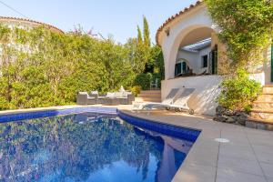 Bazén v ubytování Holiday Home Anais nebo v jeho okolí