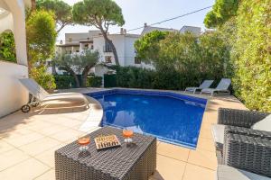 Bazén v ubytovaní Holiday Home Anais alebo v jeho blízkosti