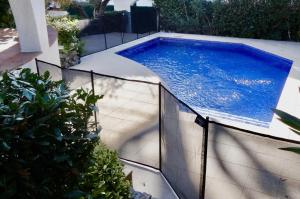 Bazén v ubytovaní Holiday Home Anais alebo v jeho blízkosti