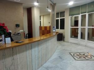 an office lobby with a reception desk and a counter at Hotel Estrella Del Mar in Motril