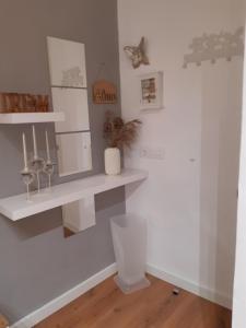 baño blanco con estanterías blancas y aseo en Alma s HOME, precioso loft en planta primera, en Bollullos Par del Condado