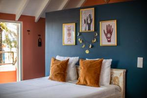 En eller flere senger på et rom på BOHO Bohemian Boutique Hotel