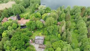 una vista aérea de una casa en medio de un bosque en Saunahäuschen, en Schmilau