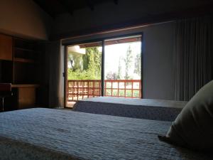 1 dormitorio con 2 camas y ventana grande en PARAISO en Mendoza