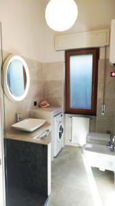 een badkamer met een wastafel en een wasmachine bij Juliet - apartment in Liguria 5 Terre UNESCO site in Levanto