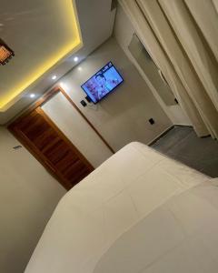 vistas a un dormitorio con cama y TV en Milos Hotel Icaraizinho, en Icaraí