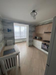 Кухня или мини-кухня в Apartament Vasilya Porika 48 Street Vinnitsya
