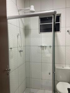 uma casa de banho com uma cabina de duche em vidro e um WC. em Mauri Center Hotel em Picos