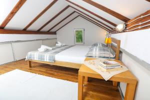 1 dormitorio con 1 cama y 1 mesa en Spacious apartment Lucia, en Prožura