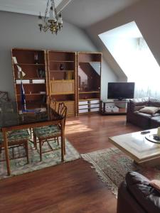 sala de estar con mesa y sofá en Duplex Boñar, en Boñar