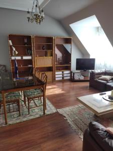 Televízia a/alebo spoločenská miestnosť v ubytovaní Duplex Boñar + 6 fotografií