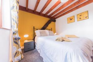 TorverにあるMillers Cottage Woodland Conistonの木製の天井のベッドルーム1室(白いベッド1台付)