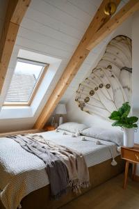 a bedroom with a large bed in a attic at Dziki Dom in Wetlina