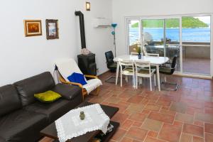 un soggiorno con divano e tavolo di Spacious apartment Lucia a Prožura