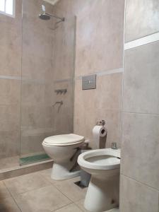 y baño con aseo y ducha. en Dúplex Nueva Córdoba! Balcón, Parrila, ideal, Pareja o Familia!!! en Córdoba