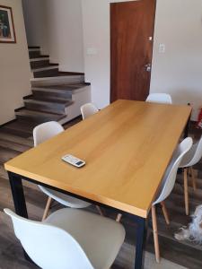una sala de conferencias con mesa de madera y sillas en Dúplex Nueva Córdoba! Balcón, Parrila, ideal, Pareja o Familia!!! en Córdoba