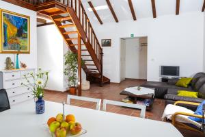 Spacious apartment Lucia في Prožura: غرفة معيشة مع طاولة عليها فاكهة