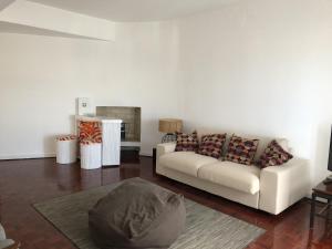 sala de estar con sofá y mesa en Fabulous Sea View - Large & Cozy Apartment, en Lagos