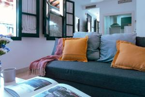 A seating area at Apartamento con encanto en patio sevillano (202)