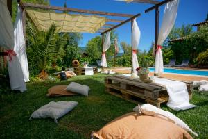 ogród z poduszkami na trawie obok basenu w obiekcie El Manantial Del Fresno Casas Rurales En Hervás - Piscina - Desayunos - Barbacoa - Parking gratis w mieście Hervás