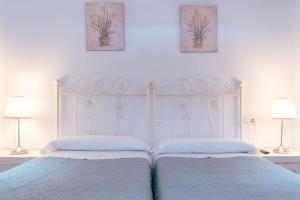 A bed or beds in a room at Apartamento con encanto en patio sevillano (202)