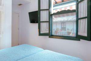 A bed or beds in a room at Apartamento con encanto en patio sevillano (202)