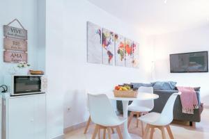 A kitchen or kitchenette at Apartamento con encanto en patio sevillano (202)