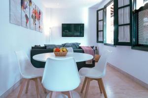 A television and/or entertainment centre at Apartamento con encanto en patio sevillano (202)