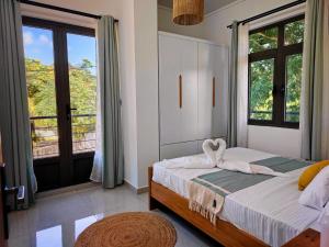 una camera con un letto e una grande finestra di Villa La Tortue - GBH a Grand Baie