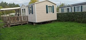 Vonkajšia záhrada v ubytovaní MOBIL-HOME Parc des Allais