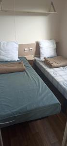 Posteľ alebo postele v izbe v ubytovaní MOBIL-HOME Parc des Allais