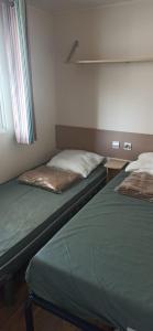 Posteľ alebo postele v izbe v ubytovaní MOBIL-HOME Parc des Allais