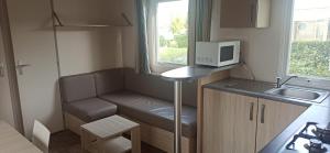 Kuchyňa alebo kuchynka v ubytovaní MOBIL-HOME Parc des Allais